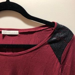 Hinge maroon/lace top